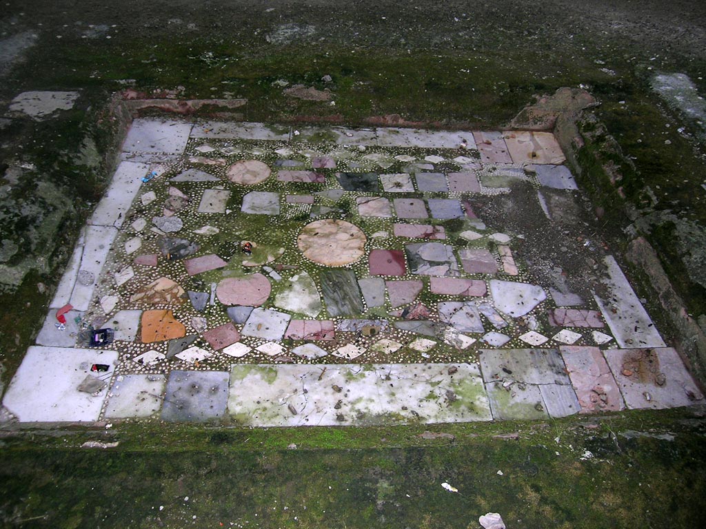 I.6.11 Pompeii. October 2004. Coloured marble impluvium base in atrium. Photo courtesy of Nicolas Monteix.