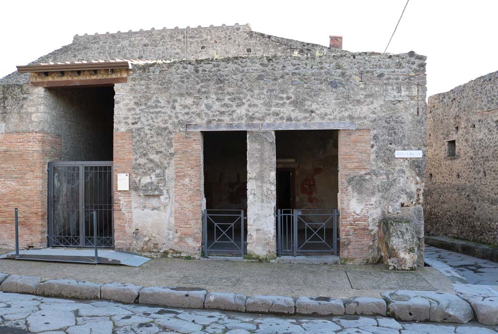 I.6.11, on left, and I.6.12, on right, Pompeii. Looking south of Via dell’Abbondanza. December 2018. Photo courtesy of Aude Durand.