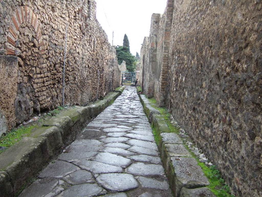 I.6.12 side wall, Pompeii. December 2005. Vicolo looking south. Side wall of I.4.

