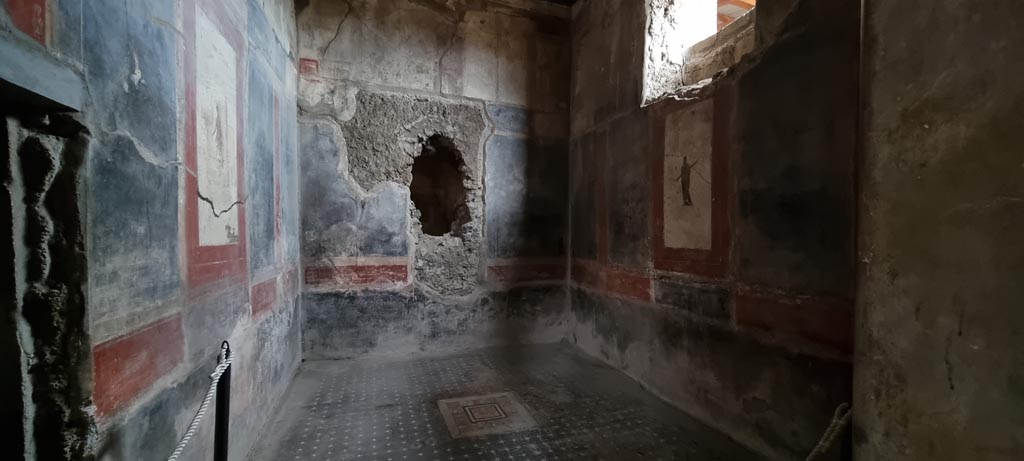 I.6.15 Pompeii. June 2019. Room 12, detail of threshold of doorway at east end. Photo courtesy of Buzz Ferebee.
