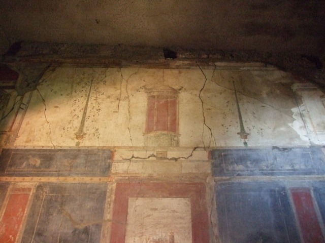 I.6.15 Pompeii. June 2019. Room 12, detail of upper west wall. Photo courtesy of Buzz Ferebee.