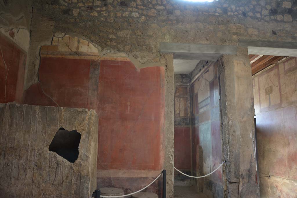 I.6.15 Pompeii. March 2019. Room 4, lower south wall and flooring in south-east corner.
Foto Annette Haug, ERC Grant 681269 DCOR

