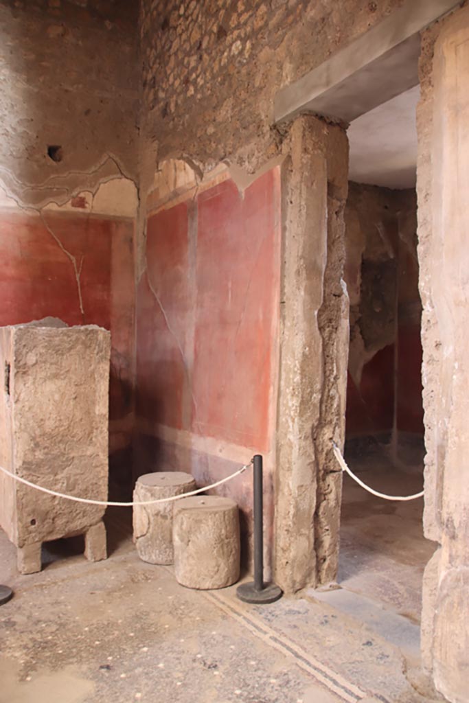 I.6.15 Pompeii. March 2019. Room 4, looking south in atrium towards doorway to room 13.
Foto Annette Haug, ERC Grant 681269 DCOR
