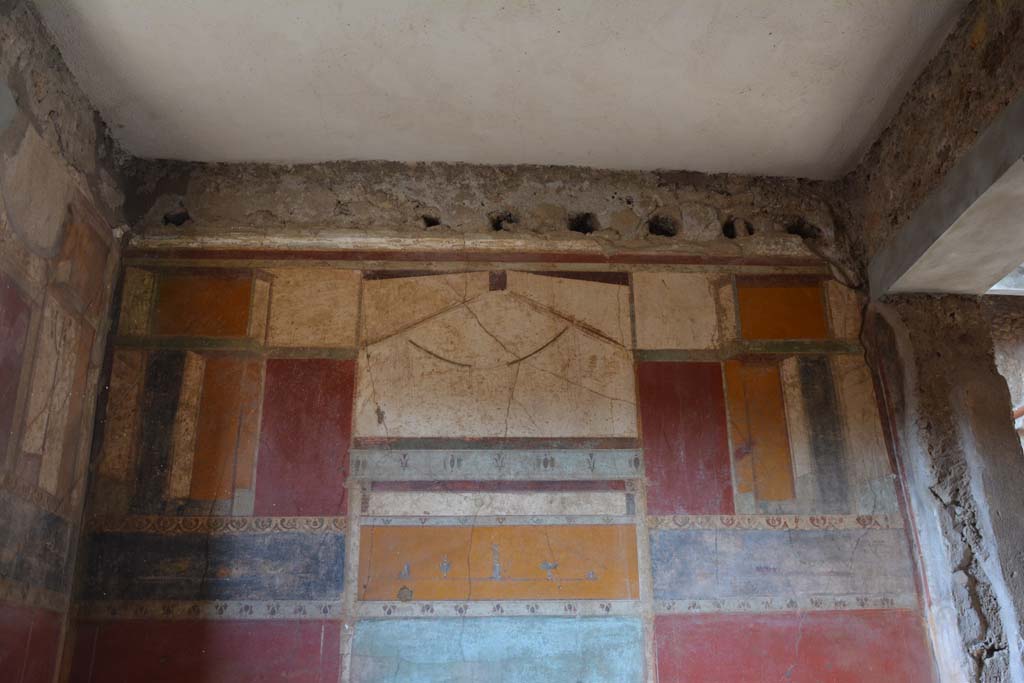 I.6.15 Pompeii. June 2019. Room 13, upper west wall. Photo courtesy of Buzz Ferebee.

