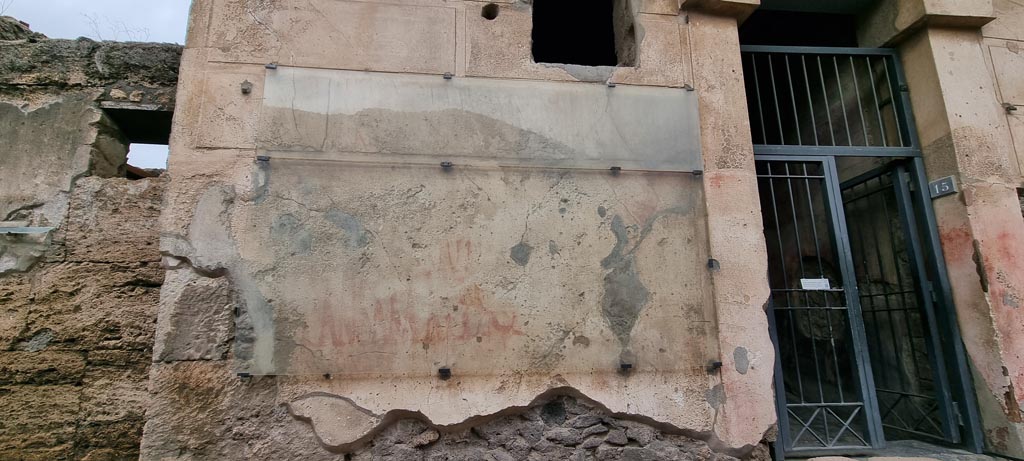 I.6.15 Pompeii. March 2019. Lower west side of entrance doorway        
Foto Annette Haug, ERC Grant 681269 DCOR
