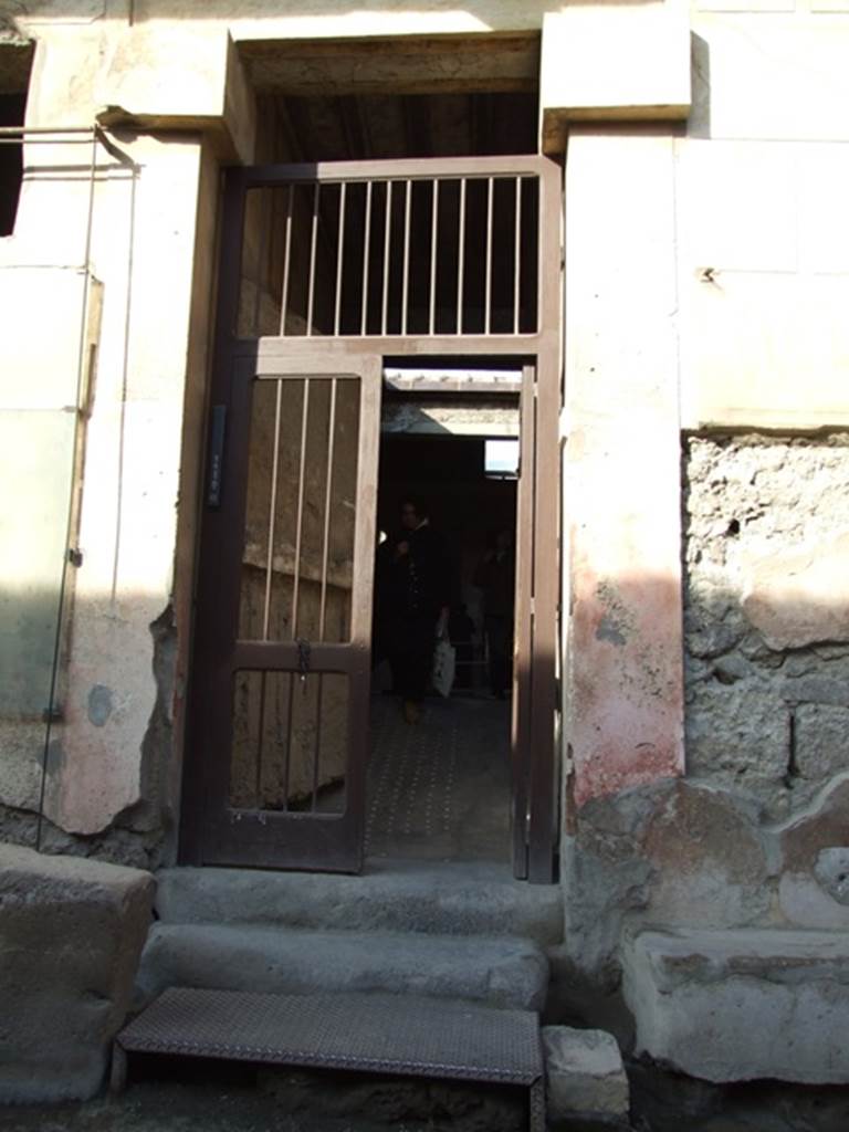 I.6.15 Pompeii. June 2019. Detail of entrance facade. Photo courtesy of Buzz Ferebee.