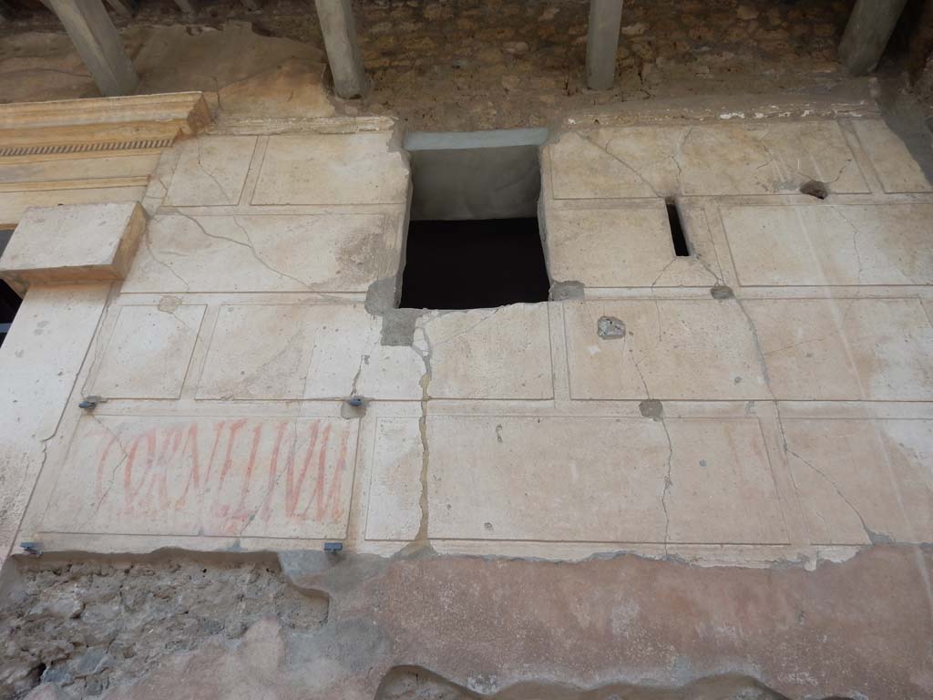 I.6.15 Pompeii. March 2018. 
East end of entrance doorway, detail from above bench in south-east corner.
Foto Taylor Lauritsen, ERC Grant 681269 DCOR.
