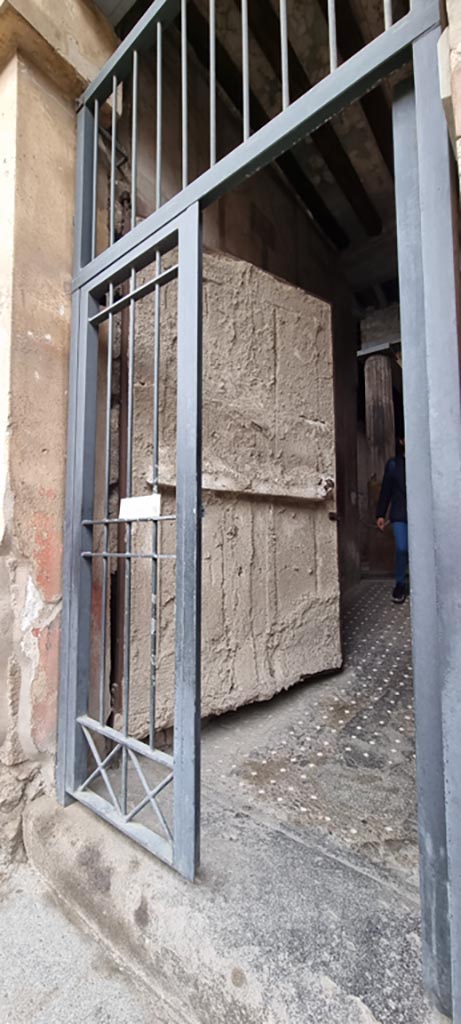 I.6.15 Pompeii. March 2019. West side of entrance doorway, with plaster-cast of door.           
Foto Annette Haug, ERC Grant 681269 DCOR

