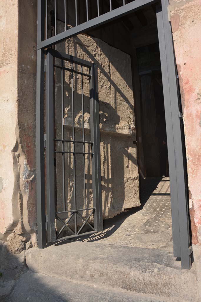 I.6.15 Pompeii. March 2019. Looking north towards flooring of entrance corridor/fauces, from doorway step.             
Foto Annette Haug, ERC Grant 681269 DCOR

