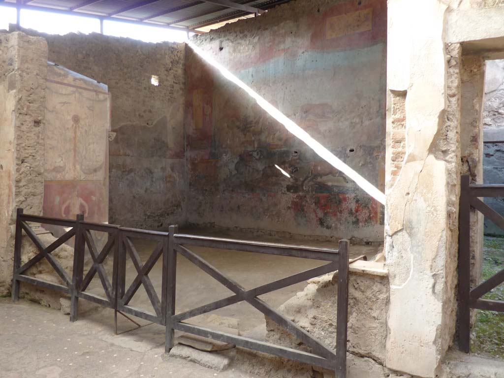 I.6.15 Pompeii. October 2014. Looking north-west across south portico towards small garden 9, with room 10, on right.    
Foto Annette Haug, ERC Grant 681269 DCOR
