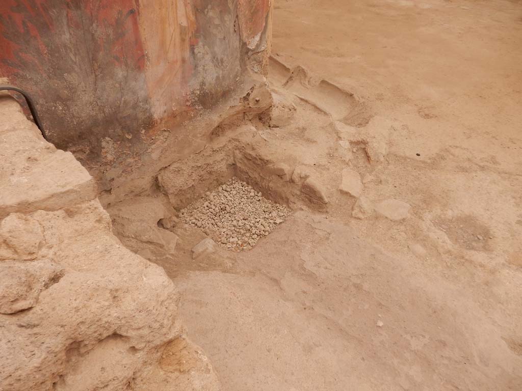 I.6.15 Pompeii. June 2019. Room 9, detail of garden area flooring in south-east corner.
Photo courtesy of Buzz Ferebee.
