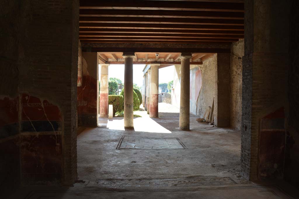 I.7.1 Pompeii. October 2019. Looking south from tablinum into oecus, and through north and west portico of garden area
Foto Annette Haug, ERC Grant 681269 DCOR.

