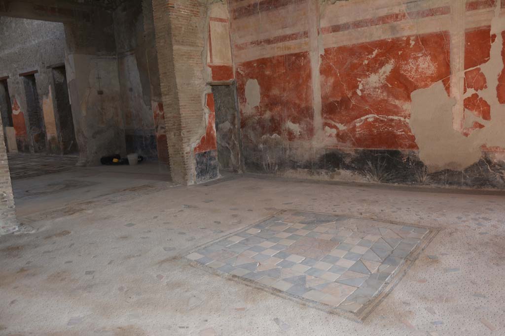 I.7.1 Pompeii. October 2019. Looking north-east through doorway to tablinum, from oecus at its rear.
Foto Annette Haug, ERC Grant 681269 DCOR.

