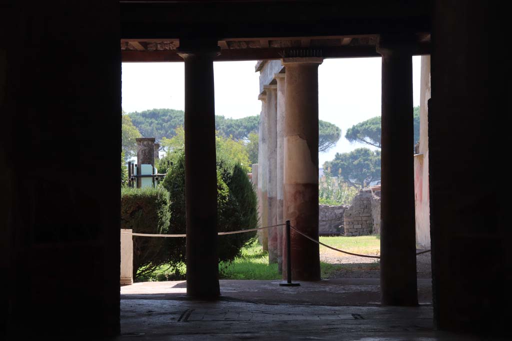 I.7.1 Pompeii. September 2017. Looking south across oecus towards peristyle. Photo courtesy of Klaus Heese.