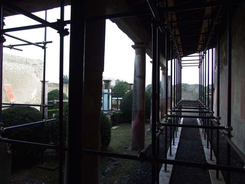 I.7.1 Pompeii. December 2006. Peristyle, looking south.