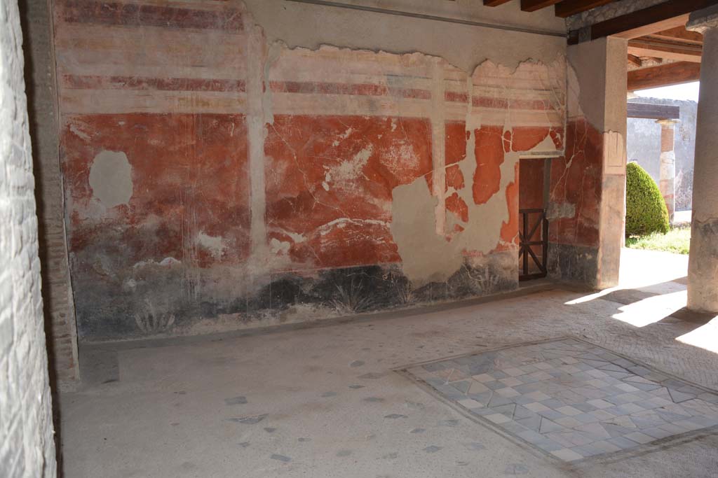 I.7.1 Pompeii. October 2019. Looking towards east wall of oecus.  In the centre of the floor is an emblema in opus sectile of coloured marble. This was made from square tiles with contrasting triangles and edged with a double black mosaic band.
Foto Annette Haug, ERC Grant 681269 DÉCOR.
