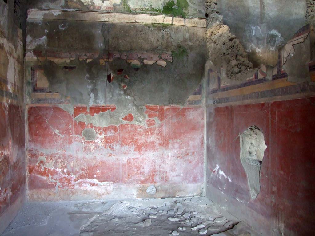 I.7.1 Pompeii. December 2006. Looking towards north wall in oecus on north side of peristyle. 