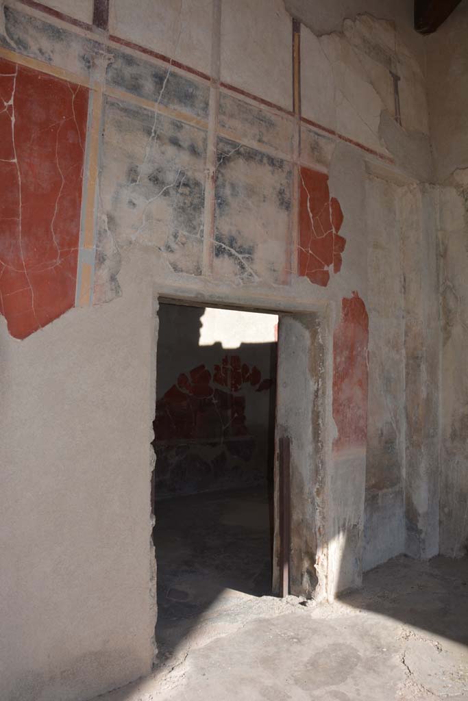 I.7.1 Pompeii. October 2019. 
Doorway in north-east corner of north portico, leading into triclinium.
On the right (east) of the doorway is a niche/recess.
Foto Annette Haug, ERC Grant 681269 DÉCOR.

