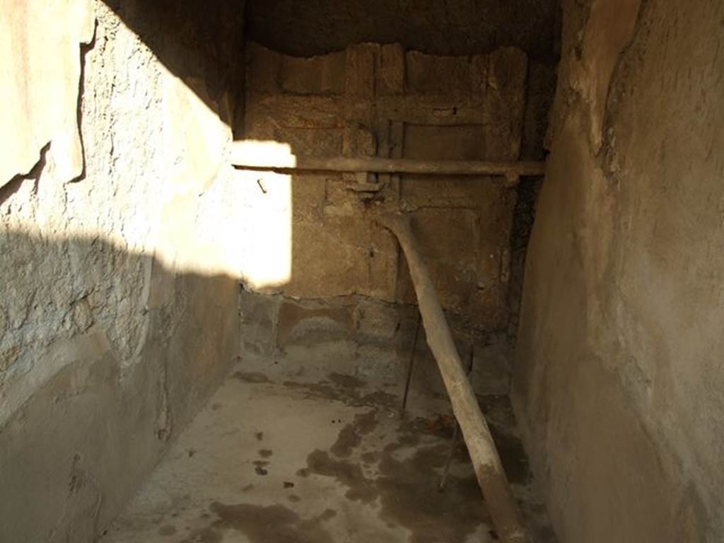 I.7.10 Pompeii. September 2006. 
Blocked doorway looking east from the interior, cement cast of original wooden door with crossbar and forked pole securing the door. 
