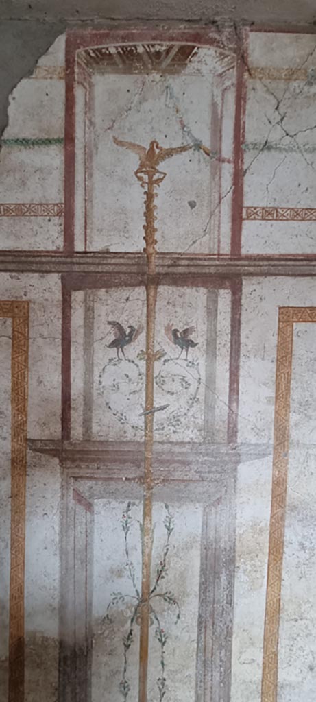 I.7.11 Pompeii. December 2023.
Detail of centre of south wall of cubiculum. Photo courtesy of Miriam Colomer.
