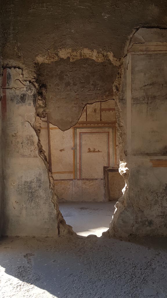 I.7.11 Pompeii. May 2017. Obsidian mirror on east wall of atrium. Photo courtesy of Buzz Ferebee.