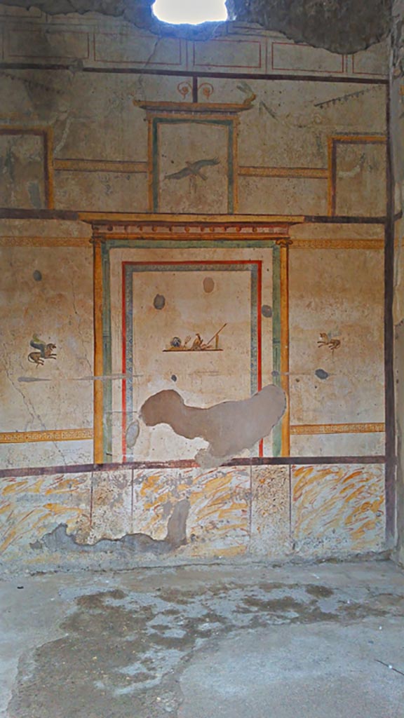 I.7.11 Pompeii. December 2018. 
Wall painting of the attributes of Jupiter, from centre panel of east wall in cubiculum. Photo courtesy of Aude Durand.
