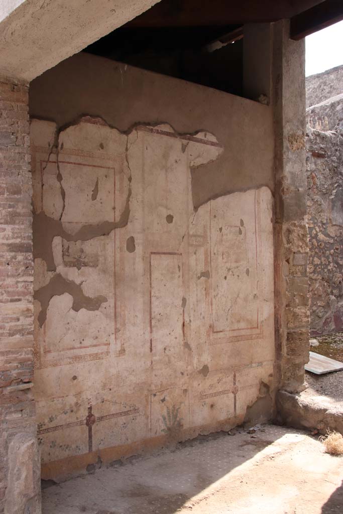 I.7.11 Pompeii. September 2021. 
Looking towards south wall of tablinum. Photo courtesy of Klaus Heese.
