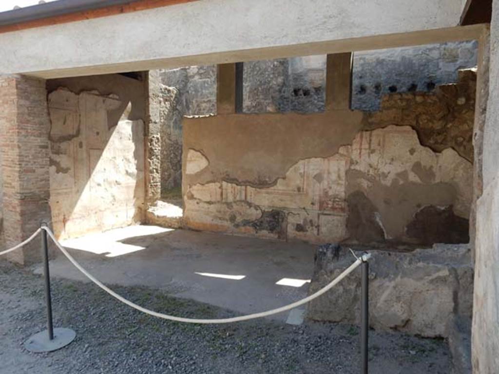 I.7.11 Pompeii. May 2017. Looking towards the south-west corner and west wall of tablinum on west of atrium in I.7.10.  Photo courtesy of Buzz Ferebee.
