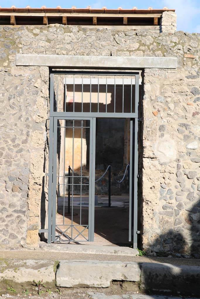 I.7.19 Pompeii. December 2018. 
Looking east to entrance doorway. Photo courtesy of Aude Durand.
