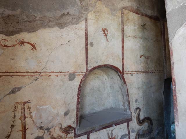 I.7.11 Pompeii. September 2021. 
Upper west wall, painted decoration in centre above niche. Photo courtesy of Klaus Heese.
