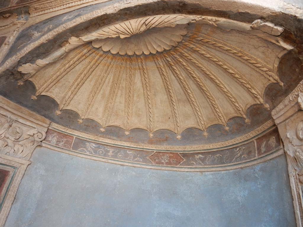 I.7.12 Pompeii. June 2019. Detail of arched niche. Photo courtesy of Buzz Ferebee.