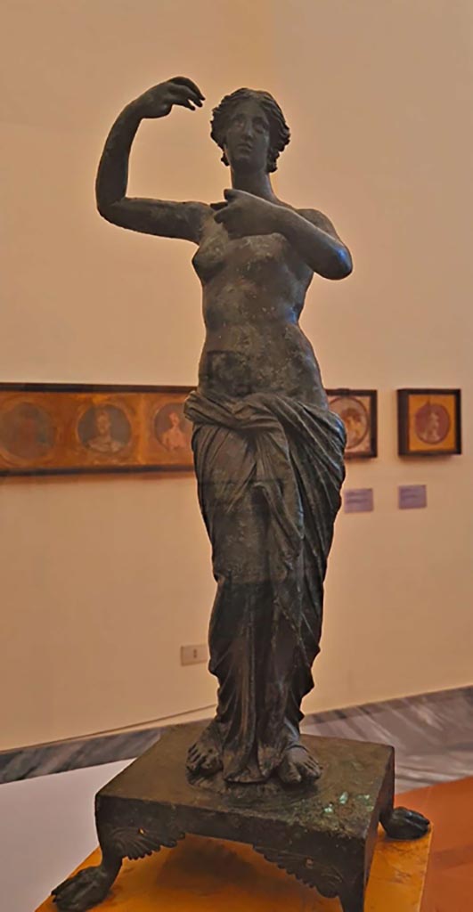 I.7.12 Pompeii. October 2023. 
Bronze statuette of Aphrodite/Venus. Photo courtesy of Giuseppe Ciaramella. 
On display in “L’altra MANN” exhibition, October 2023, at Naples Archaeological Museum.
This statuette was included in the description card with Pomona as being part of Bathing Aphrodite with Nymphs, inv. S.N.

