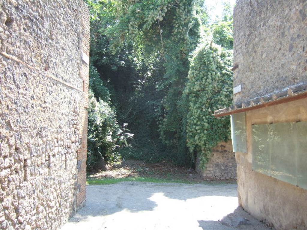 I.8 Pompeii. September 2005.   Looking south across Via di Castricio. I.7.13