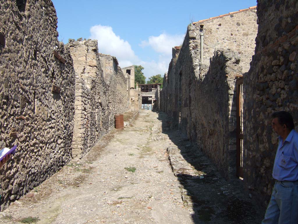 I.7.13 Pompeii, on left. September 2005.          Roadway between I.7 and I.8, looking north.      