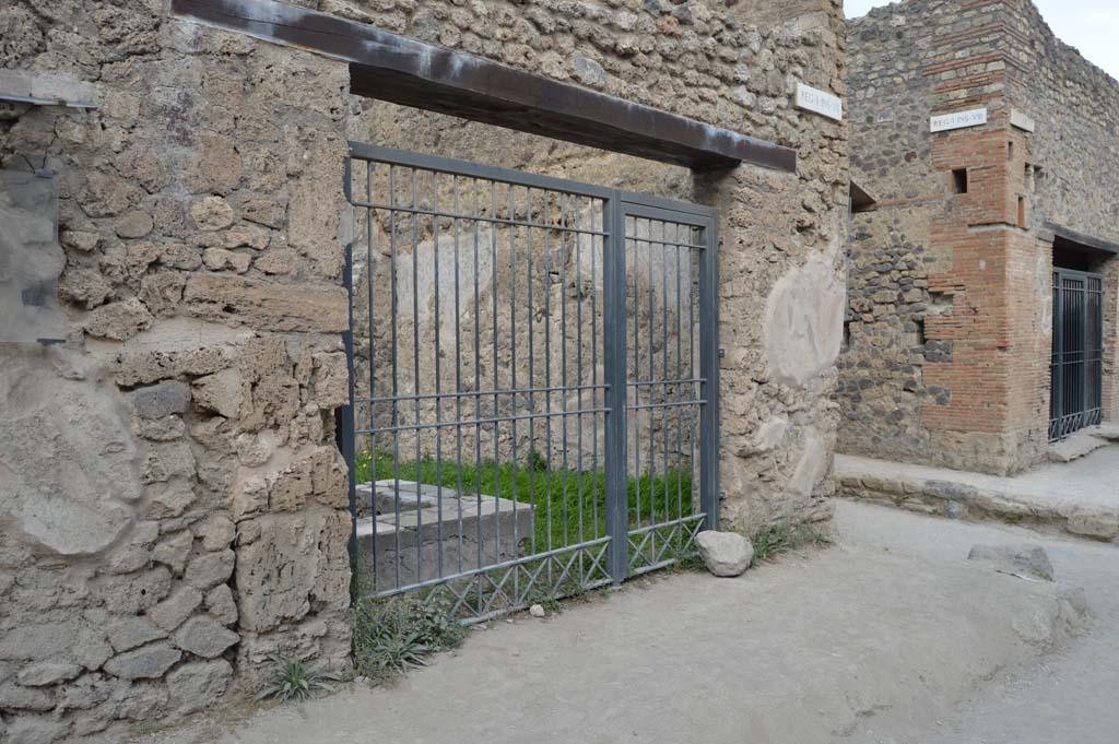 I.7.14 Pompeii. October 2017. Looking north-east to entrance doorway, and towards I.8.15, on right.
Foto Taylor Lauritsen, ERC Grant 681269 DCOR.

