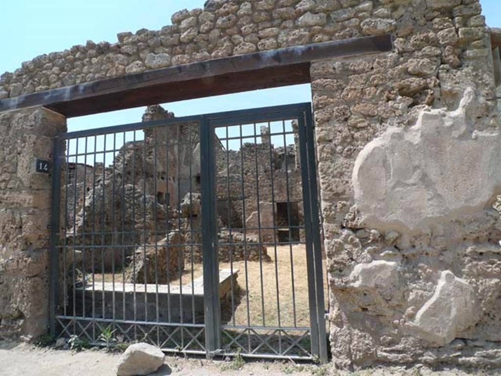 I.7.14 Pompeii. June 2017. Entrance doorway to bar.
Photo courtesy of Michael Binns.

