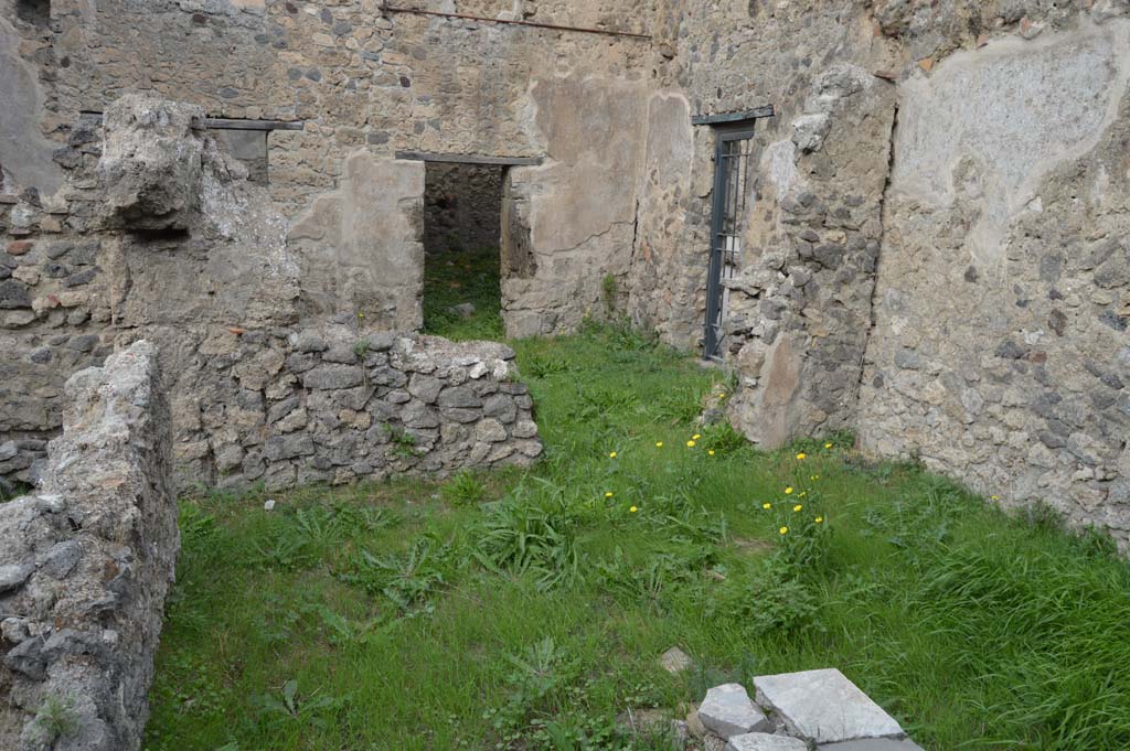 I.7.14 Pompeii. October 2017.
Looking north from bar-room, to room/atrium with I.7.13 in east wall, and doorway to rear room.
Foto Taylor Lauritsen, ERC Grant 681269 DCOR.
