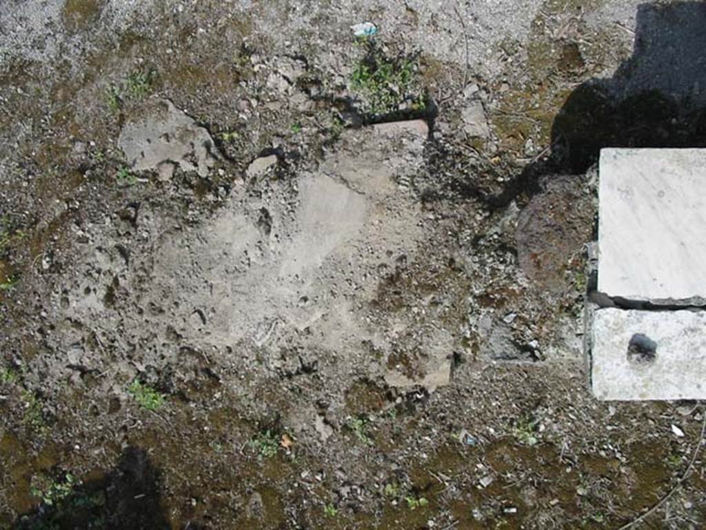 I.7.14 Pompeii. May 2003. Detail of area on north end of counter. Photo courtesy of Nicolas Monteix.