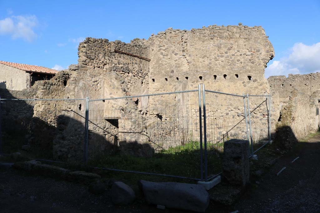 I.7.15 Pompeii. December 2018. Looking towards shop on corner of Via di Castricio, on right. Photo courtesy of Aude Durand.