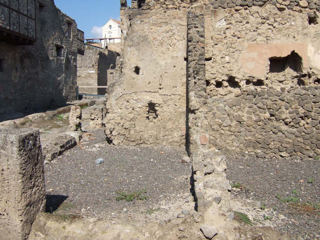 I.7.15 Pompeii. September 2005. Looking north across shop, from Via di Castricio.