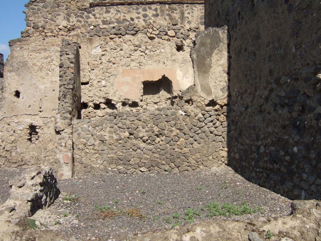 I.7.15 Pompeii. September 2005. Looking north across rear room, from Via di Castricio.