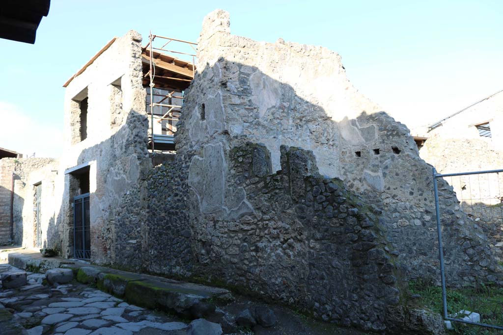 I.7.17 Pompeii, on right, with doorway to 1.7.19 and I.7.18, on left. December 2018. 
Looking north-east on east side of Vicolo di Paquius Proculus. Photo courtesy of Aude Durand.
