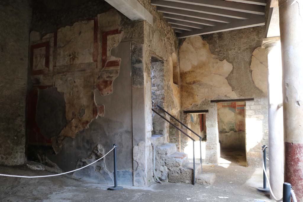 I.7.19 Pompeii. December 2018. Looking east across north portico, with east wall of exedra, on left. Photo courtesy of Aude Durand.