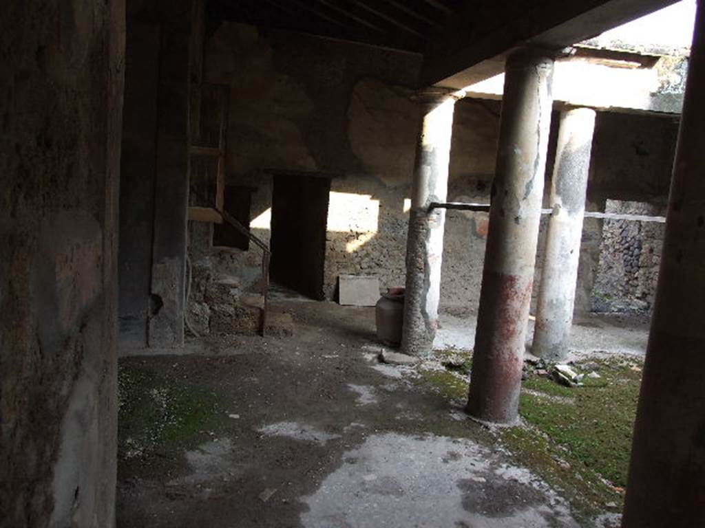 I.7.19 Pompeii. December 2006. Looking east across north portico of peristyle garden.