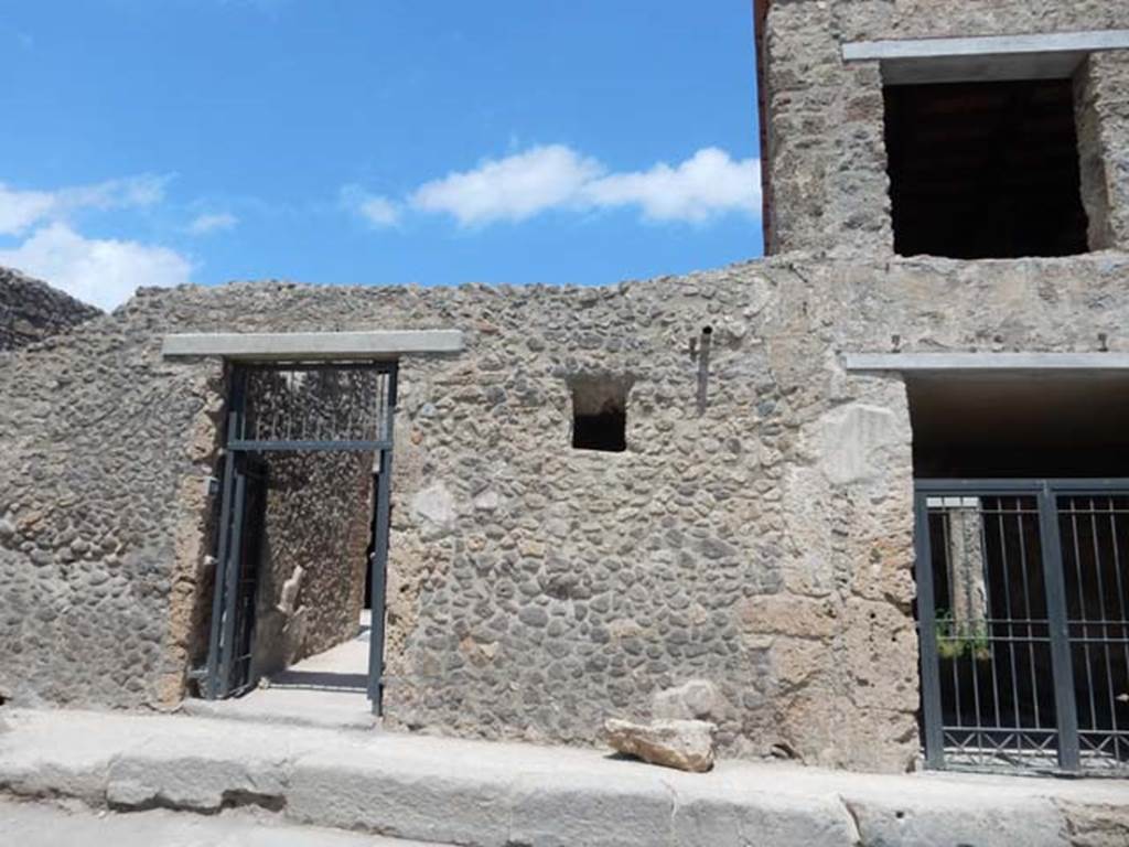 I.7.19 Pompeii. May 2017. Looking east to entrance doorway, on left, with I.7.18, on right. Photo courtesy of Buzz Ferebee. 
