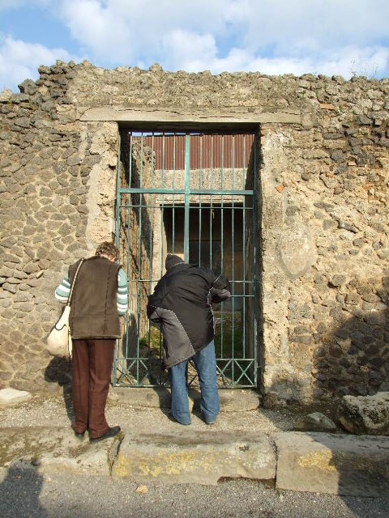 I.7.19 Pompeii. December 2006. Entrance doorway, looking east.