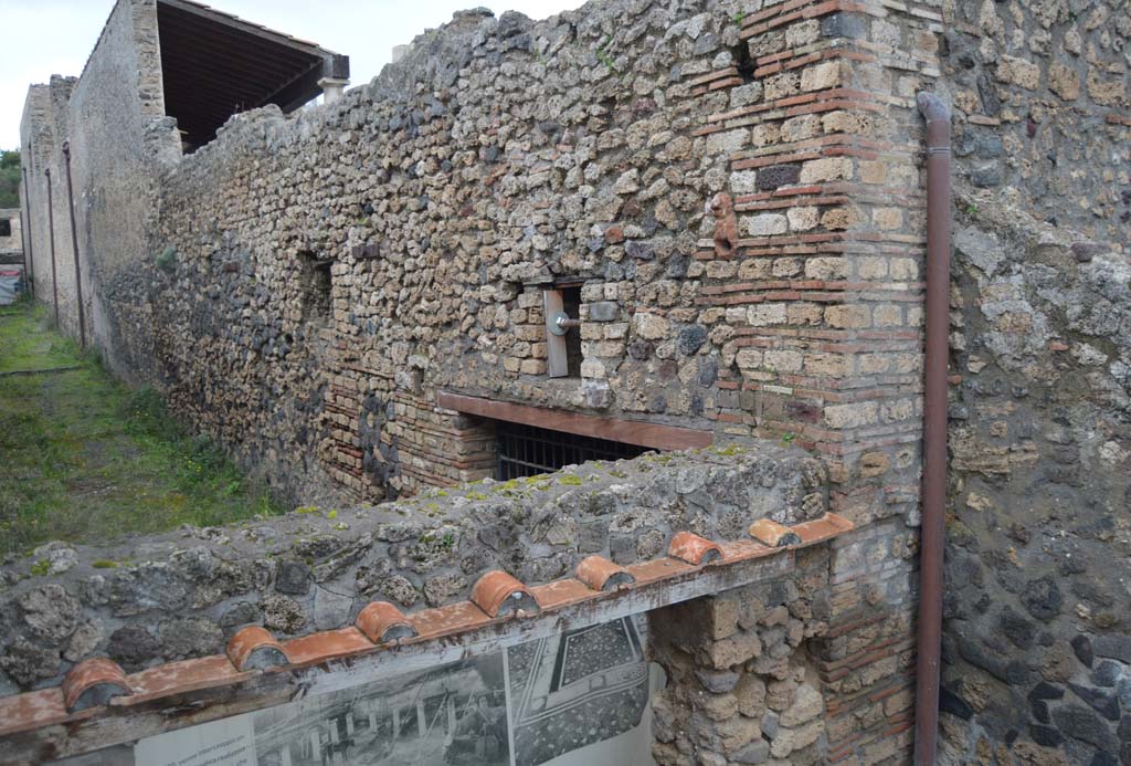 I.7.20 Pompeii. March 2018. Looking north-east towards upper east wall of Vicolo di Paquius Proculus.
Foto Taylor Lauritsen, ERC Grant 681269 DCOR.
