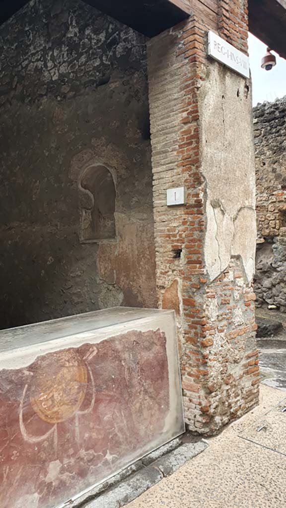 I.8.1 Pompeii. October 2017. Detail of remaining painted stucco on pilaster on west side of entrance doorway.
Foto Taylor Lauritsen, ERC Grant 681269 DÉCOR.

