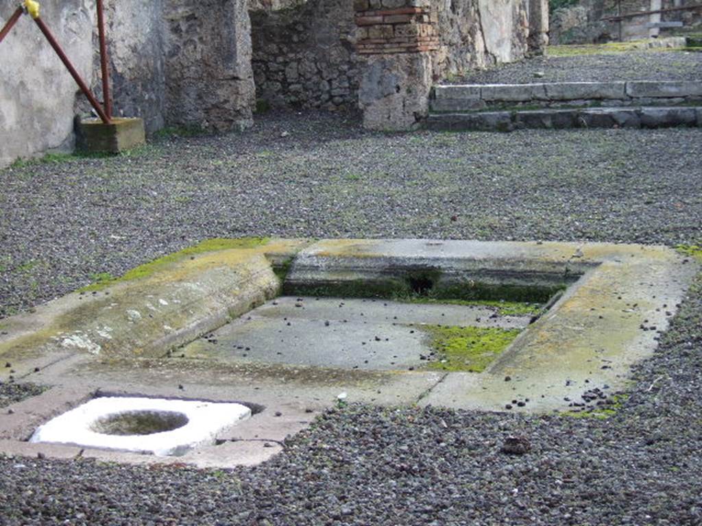 I.8.2 Pompeii. December 2005.  Impluvium in atrium.