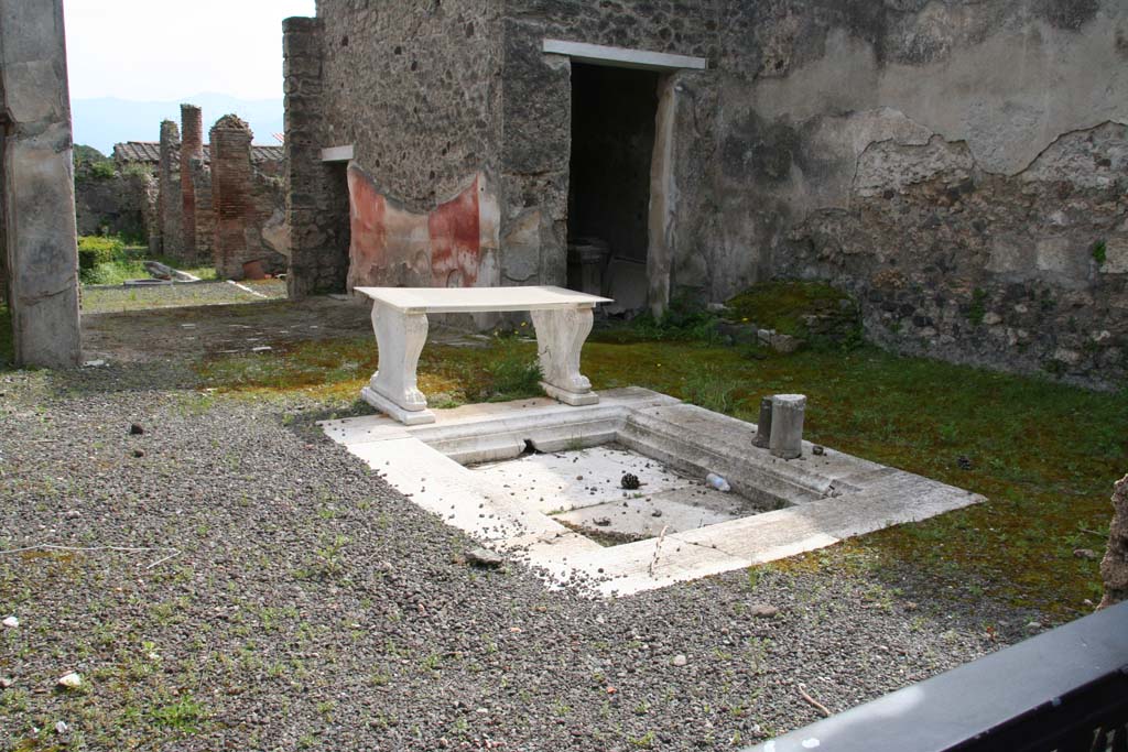 I.8.5 Pompeii. September 2019. Detail of table on south side of impluvium in atrium. Photo courtesy of Klaus Heese.